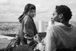 SHANNA BESSON | Lucie Zhang et Makita Samba sur le toit de la zone industrielle parisienne dans le film Les Olympiades, de Jacques Audiard