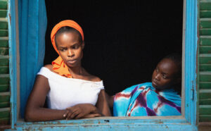 PILI FILMS | Rihane Khalil Alio dans le rôle de Maria, la fille, et Achouackh Abakar Souleymane dans le rôle d'Amina, la mère, dans Lingui de Mahamat-Saleh Haroun.