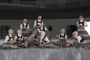 ANNA FÀBREGA | Las nueve bailarinas de la obra <em>Sonoma</em>, de Marcos Morau