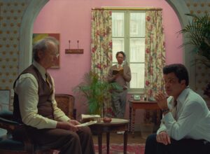 20TH CENTURY STUDIOS/TFD PRODUCTION LLC | Bill Murray, el redactor jefe, con sus periodistas en <em>The French Dispatch</em>, entre ellos, delante suyo, Jeffrey Wright, tremendamente parecido al escritor James Baldwing