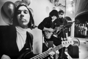 ARCHIVO | Una imagen de época de tres de los cuatro componentes iniciales de The Velvet Underground en el documental de Todd Haynes: John Cale, Sterling Morrison y Lou Reed, con Moe Tucker que queda fuera de cuadro