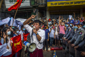 PHOTOGRAPHE ANÒNIM/THE NEW YORK TIMES | Manifestants birmans de la Ligue nationale pour la démocratie à Rangoon, en février dernier