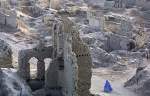 ÉRIC BOUVET | Image d'un Kaboul en ruines lors de l'intervention américaine d'octobre 2001, une des photos de l'exposition <em>Éric Bouvet 1981-2021 : 40 ans de photographie - Hors Cadres</em> au Visa pour l'image 2021