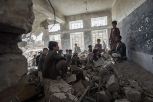 GILES CLARKE/UNOCHA | Des enfants dans leur ancienne école détruite deux ans plus tôt par des bombardements aériens saoudiens, dans le village yéménite d'Aal Okab, près de Saada, en avril 2017