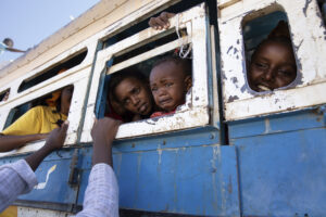 NARIMAN EL-MOFTY/AP | Refugiados huyendo de la región de Tigray, Etiopía, hacia el campo de Hamdayet, en Sudán, en diciembre de 2020