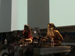 VICENÇ BATALLA | El ping-pong de las djs Asna y Chabela, desde Abiyán