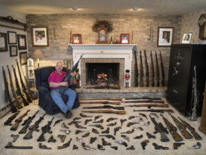 GABRIELE GALIMBERTI/NATIONAL GEOGRAPHIC | El estadounidense Stephen F. Wagner, en State College, Pensilvania, mostrando su colección de unas setentena de armas en su casa