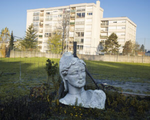 GUILLAUME HERBAUT/AGENCE VU' | Bust de <em>Marianne</em>, símbol de la Vª República Francesa, en un jardí de la població perifèrica parisenca de Clichy-sous-Bois, al novembre del 2020