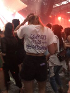 VICENÇ BATALLA | Un jeune fille a écrit en anglais au dos de son T-shirt : <em>"Embrasse-moi, je suis vaccinée"