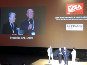 VICENÇ BATALLA | El fotógrafo brasileño Sebastião Salgado, al lado de su esposa, Lélia Wanick, con el Visa de Oro de Honor a una carrera que concede Le Figaro Magazine