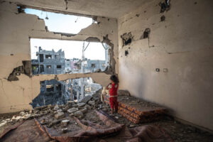 FATIMA SHBAIR/GETTY IMAGES | Une fillette palestinienne dans ce qui reste de la maison familiale à Beit Hanoun, dans le nord de Gaza, après les bombardements israéliens de mai dernier