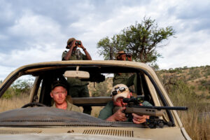 MÉLANIE WENGER/INLAND/LE FIGARO MAGAZINE/NATIONAL GEOGRAPHIC | L'Américain Erik Grimland, accompagné du propriétaire d'une réserve en Namibie et de deux guides, chassant des antilopes en avril dernier