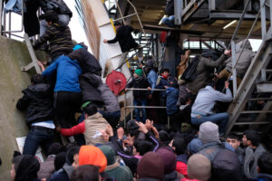 ÉRIC BOUVET | Una de les fotos recents de Bouvet, que no és a l'exposició, amb immigrants a Calais intentant colar-se al túnel sota el Canal de la Mànega per arribar a l'Anglaterra