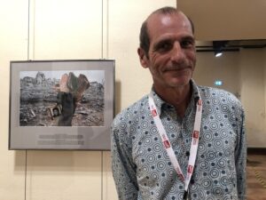 VICENÇ BATALLA | Éric Bouvet, davant d'una de les fotografies de la seva exposició al Visa pour l'Image de Perpinyà, a principis de setembre