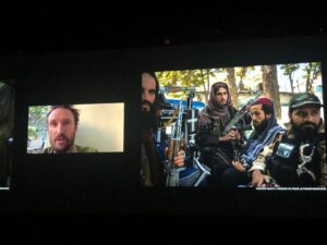 VICENÇ BATALLA | Image de l'entretien avec le photojournaliste australien Andrew Quilty, qui a suivi depuis Kaboul la montée au pouvoir des talibans pour l'agence VU/<em>Le Monde</em>, et qui a été diffusé lors d'une des projections de Visa pour l'image 2021