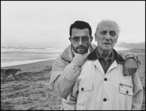 COLECCIÓN PASTOR/BARTOLÍ | Jordi y Josep Bartolí en la playa de Sant Cebrià, en 1992, uno de los lugares donde el segundo estuvo internado durante La retirada