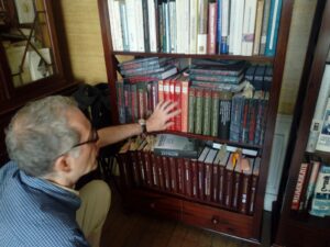 ABEL CUTILLAS | Lasha Otkhmezuri, ensenyant els documents dels arxius soviètics a la seva biblioteca 