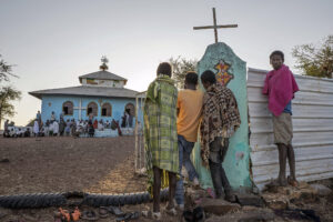 NARIMAN EL-MOFTY/AP | Refugiats tigrinyes escolten la missa cristiano ortodoxa que se celebra al camp d'Um Rakuba, al Sudan, el 29 de novembre del 2020