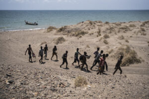 OLIVIER JOBARD/MYOP | Après avoir débarqué sur la côte sud du Yémen à Ras Al-Arah, les migrants oromos d'Ethiopie entament une longue marche à travers un pays en guerre pour tenter de rejoindre l'Arabie saoudite