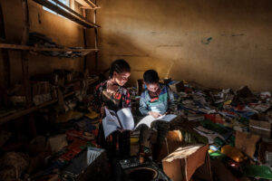 EDUARDO SOTERAS/AFP | Des enfants dans une école endommagée par les combats à Bisober, dans le sud du Tigré, le 9 décembre 2020, où, selon les habitants, des troupes tigréennes étaient stationnées quelques mois avant le début du conflit, alors qu'elle était fermée par Covid