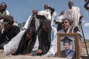 EDUARDO SOTERAS/AFP | Des familiers en pleurs devant une fosse avec 81 corps de tigréens à Wukro, au nord de Mekele, tués par les troupes éthiopiennes et érythréennes, sur une photo prise le 28 février 2021