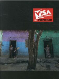 ÉDITIONS SNOECK | Le catalogue Visa pour l'Image 2021, avec en couverture une photo d'Eduardo Soteras de maisons bombardées à Mehoni, au sud de Tigré, dans une image du 11 décembre 2020
