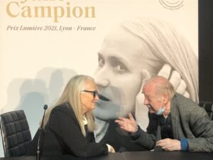 VICENÇ BATALLA | La realizadora Jane Campion y el crítico de cine y director de <em>Positif</em>, Michel Ciment, conversando después de la rueda de prensa