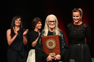 OLIVIER CHASSIGNOLE | La réalisatrice Jane Campion recevant le prix Lumière 2021 des mains de Julia Ducournau, à droite, avec la réalisatrice Nadine Labaki et l'actrice Irène Jacob, présidente de l'Institut Lumière, en arrière-plan