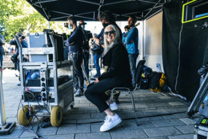 OLIVIER CHASSIGNOLE | Jane Campion durante su remake de <em>La salida de la fábrica Lumière,</em> el primer film de la historia, en el actual Institut Lumière de Lyon