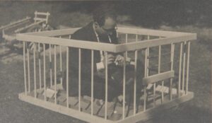 ROMAIN VIGOUROUX/FAMILLE OU RABAH-TOSQUELLES | François Tosquelles, dans une aire de jeux des jardins Bonnafé de l'hôpital Saint-Alban, sur une photo non datée