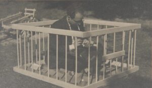 ROMAIN VIGOUROUX/FAMILLE OU RABAH-TOSQUELLES | François Tosquelles, en un parc infantil als jardins Bonnafé de l'hospital de Saint-Alban, en una foto sense data