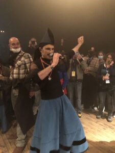 VICENÇ BATALLA | El folklòric galàctic començant la seva actuació a Rennes enmig del públic