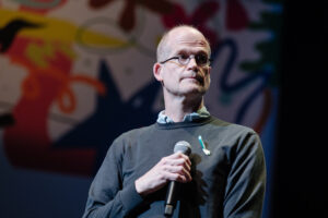 ANTOINE GUIBERT | L'autor nord-americà Chris Ware, amb un llaç dels colors ucraïnesos a l'obertura del Festival d'Angulema 2022