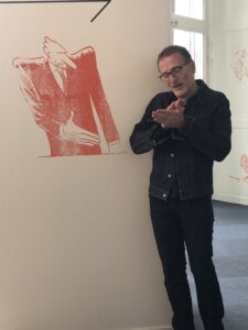 VICENÇ BATALLA | Christophe Blain, explicando su trabajo como dibujante en su exposición de Angulema al lado del personaje d'Alexandre Taillard de Vorms, de la serie <em>Quai d'Orsay</em>, inspirado de Dominique de Villepin