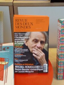 ABEL CUTILLAS | Le numéro de mars de La Revue des deux mondes, avec l'article sur Houellebecq signé par Laurent Wauquiez, de l'aile plus à droite du parti d'opposition Les Républicains