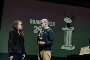 ANTOINE GUIBERT | Julie Doucet i Chris Ware, en el moment en què el segon fa entrega i relleu a la primera del Gran Premi d'Angulema 2022