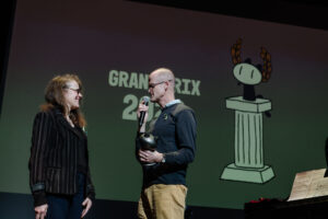 ANTOINE GUIBERT | Julie Doucet y Chris Ware, en el momento en que el segundo hace entrega y relevo a la primera del Gran Premio de Angulema 2022