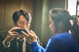 BAC FILMS | Park Hae II, l'inspector, i Tang Wei, la sospitosa, a Decision to Leave, de Park Chan-Wook