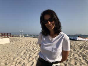 VICENÇ BATALLA | La realizadora alicantina Elena López Riera, en la playa de la Quincena de Realizadores de Cannes, donde presentaba su primer largometraje <em>El agua</em>