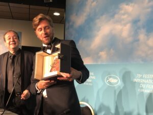 VICENÇ BATALLA | El sueco Ruben Östlund, con la Palma de Oro por <em>Triangle of Sadness</em>, en la sala de prensa del Festival de Cannes