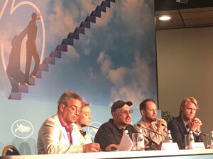 VICENÇ BATALLA | Le cinéaste russe Kirill Serebrennikov à la conférence de presse du Festival de Cannes pour La femme de Tchaïkovski, entouré de l'actrice Alena Mikhailova à sa droite et de l'acteur Odin Biron à sa gauche