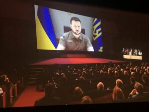 VICENÇ BATALLA | Le président ukrainien Volodymyr Zelenski s'adressant aux spectateurs depuis Kíiv lors de la cérémonie d'ouverture du Festival de Cannes 2022 le 17 mai