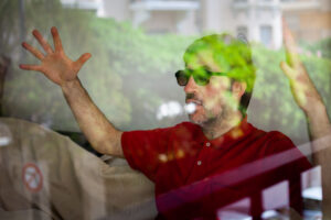MARCO BARADA | Albert Serra, à travers les fenêtres de son appartement cannois, sur l'importance de voir Pacifiction sur grand écran
