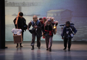 LUCILE COCITO | Une image de <em>L'Île d'or/Kanemu-Jima</em>, la dernière création du Théâtre du Soleil d'Ariane Mnouchkine, qui est présentée au Théâtre National Populaire de Villeurbanne dans le cadre des Nuits de Fourvière