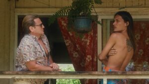 LES FILMS DU LOSANGE | Benoît Magimel, en el rol de alto comisario francés en Tahití, y Pahoa Mahagafanau en el de Shanna, amantes en <em>Pacifiction</em>