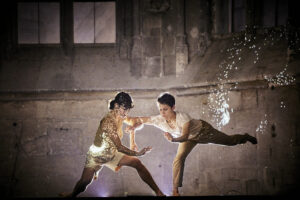 CHRISTOPHE RENAUD DE LAGE | Carla Diego y Jann Gallois, en la coreografía en desintegración <em> Just Your Shadow</em> de la segunda, en la iglesia de los Celestinos de Aviñón