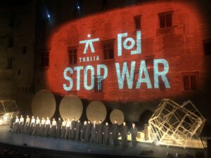 VICENÇ BATALLA | Salutació final d'<em>El monjo negre</em> al Pati d'Honor del Palau dels Papes d'Avinyó, el 7 de juliol, amb la crida a aturar la guerra a Ucraïna dels actors, cantants i ballarins del Thalia Theater d'Hamburg
