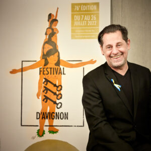CHRISTOPHE RENAUD DE LAGE | Le directeur artistique du Festival d'Avignon depuis dix ans, Olivier Py, avec l'affiche de l'édition 2022, conçue par l'artiste afghane Kudra Khademi