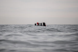 SAMEER AL-DOUMY/AFP | Des migrants à bord d'un canoë près de Calais, sur la Manche, tentant de rejoindre le Royaume-Uni depuis la France, le 27 août 2020
