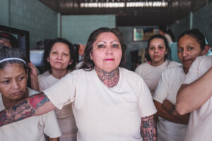 ANA MARÍA ARÉVALO GOSEN | Presidiàries condemnades per formar part de gangs a Barrio 18, presó de dones d’Ilopango, a l’est de San Salvador, al març del 2021